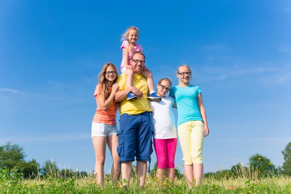Família em pé no prado — Fotografia de Stock