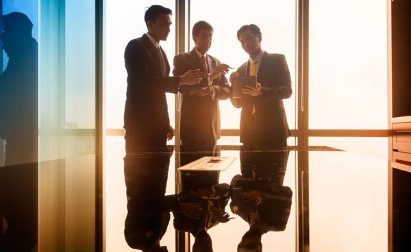 Aziatische zakenmensen met gesprek in vergaderruimte — Stockfoto