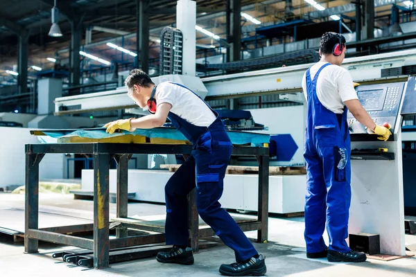 Worker team in factory — Stock Photo, Image