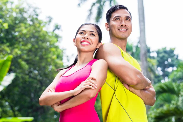 Asiatische Frau und Mann beim Jogging-Training — Stockfoto