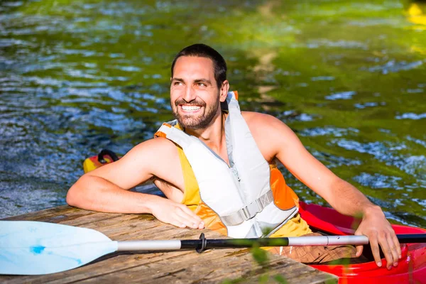 Uomo che guida con kayak — Foto Stock