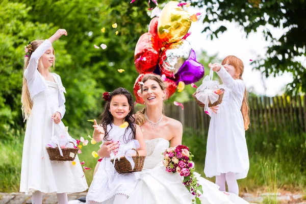 Braut mit Mädchen als Brautjungfern, Blumen und Luftballons — Stockfoto