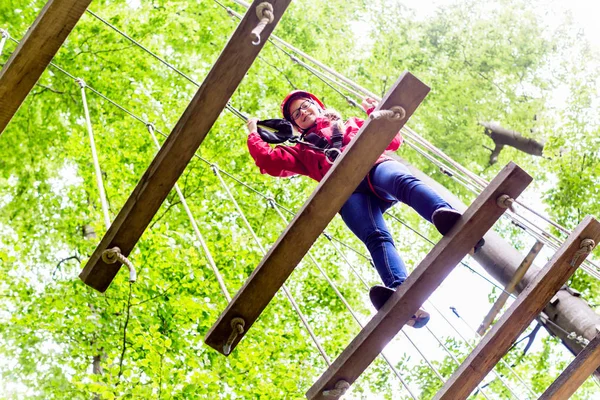 Ребенок идет по веревочному мосту в альпинизме — стоковое фото