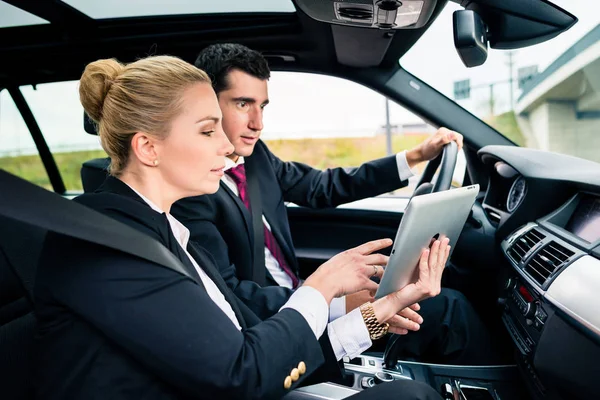 Couple en voiture perdu naviguer avec la carte — Photo