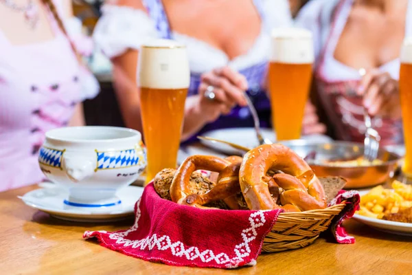 Frauen essen Mittagessen in bayerischem Restaurant — Stockfoto