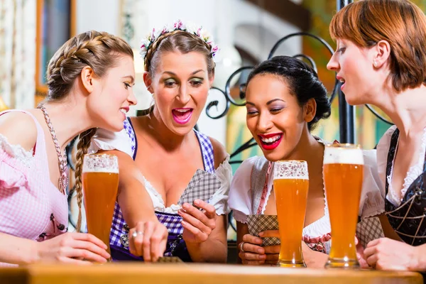 Mulheres em pub bávaro jogar cartas — Fotografia de Stock