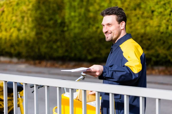 Brevbäraren att leverera paket — Stockfoto