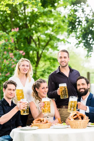 Amigos ou colegas no jardim da cerveja depois do trabalho — Fotografia de Stock
