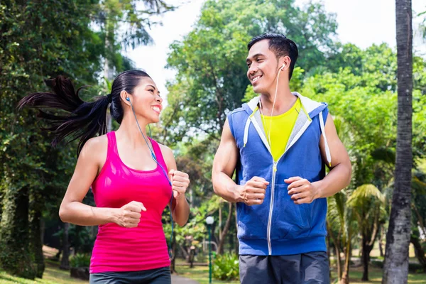 Asiatisches Paar joggt oder läuft im Park für Fitness — Stockfoto