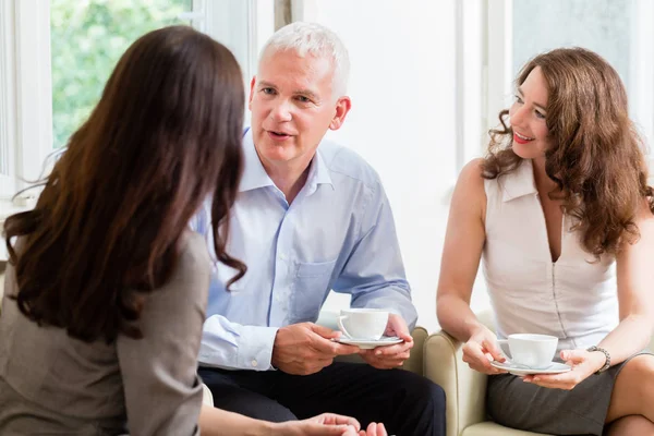 Asesora dando consejos de inversión a pareja mayor — Foto de Stock