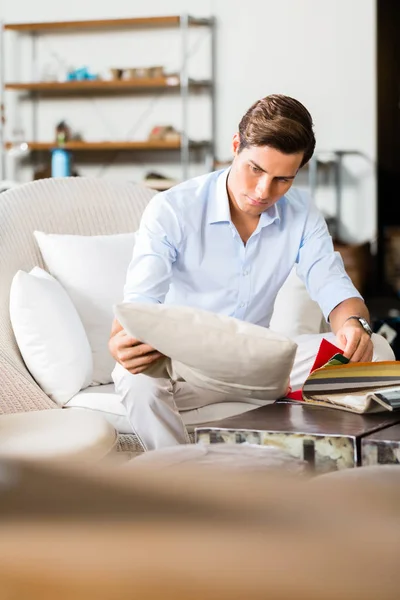 Mann wählt Farben und Materialien für Möbel — Stockfoto