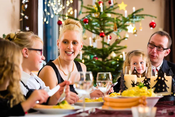 Rodina s vánoční večeři párky — Stock fotografie