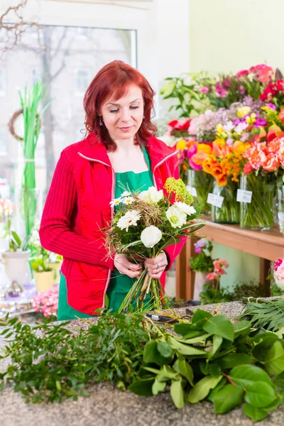 Florista de encadernação ramo de flores na loja — Fotografia de Stock