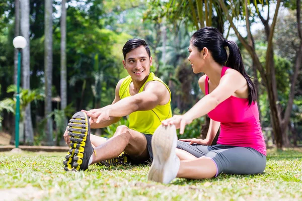 Mann und Frau beim Sportturnen im Park — Stockfoto