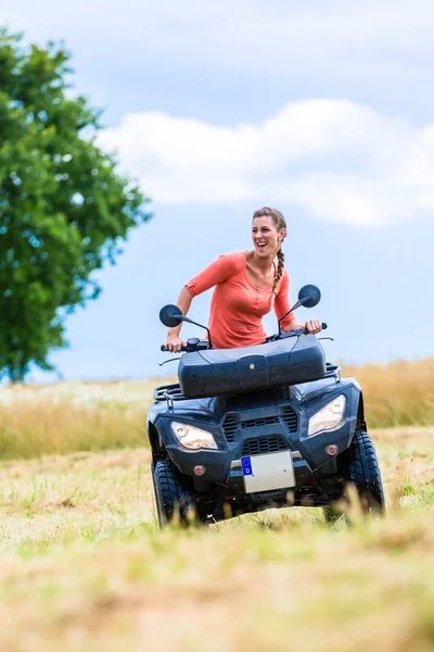 Mulher dirigindo off-road — Fotografia de Stock