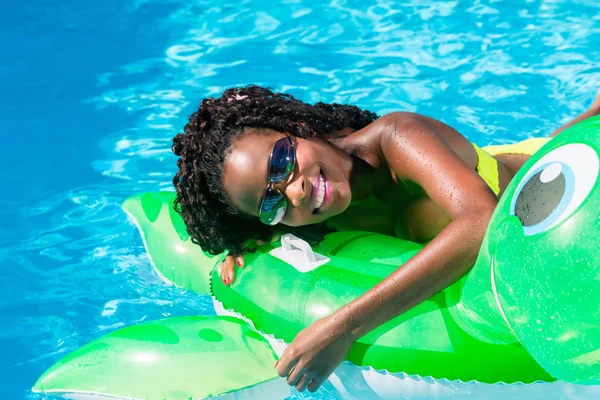 Ragazze in piscina acqua — Foto Stock