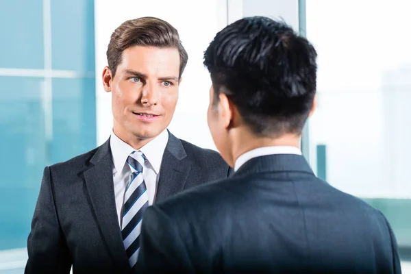 Hombres de negocios hablando en la oficina discutiendo —  Fotos de Stock