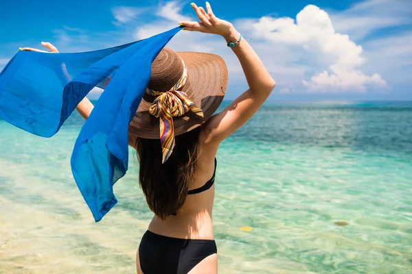 Turista mujer en la playa tropical de vacaciones —  Fotos de Stock