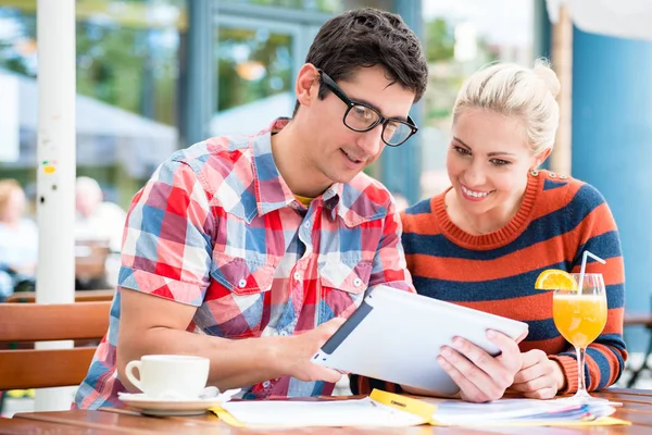 İki sokak kafe tatil fotoğraflarını izlerken sonra