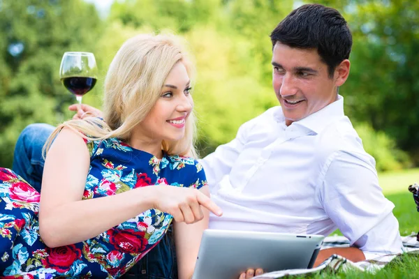 Couple au pique-nique dans le parc avec vin rouge — Photo