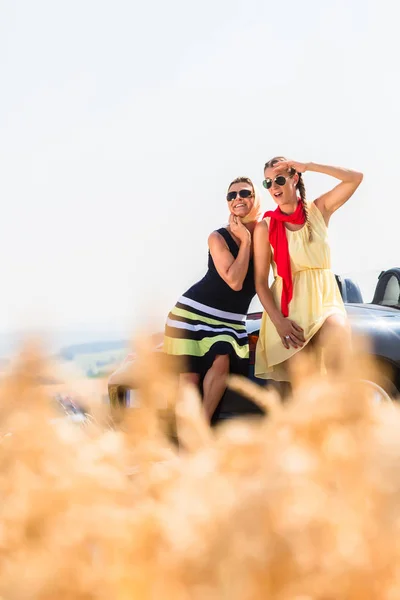 Women having joyride in convertible car having rest — Stock Photo, Image