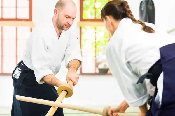 Homem e mulher tendo Aikido luta espada — Fotografia de Stock