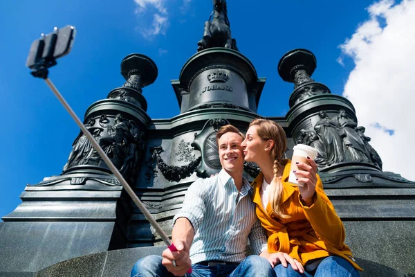 Couple prenant selfie sur Theaterplatz à Dresde — Photo