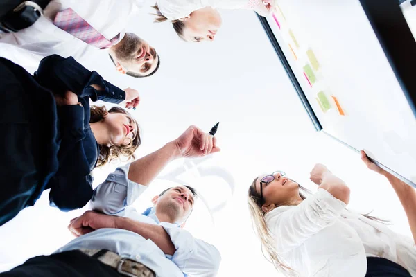 Grupo de empresarios en la oficina en la lluvia de ideas creativa — Foto de Stock