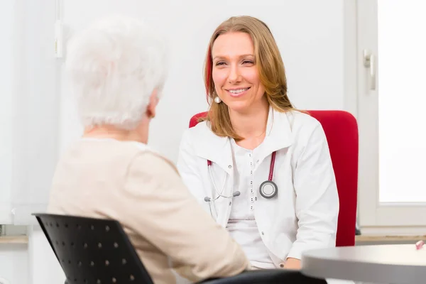 Dokter zien senior patiënt in de praktijk — Stockfoto