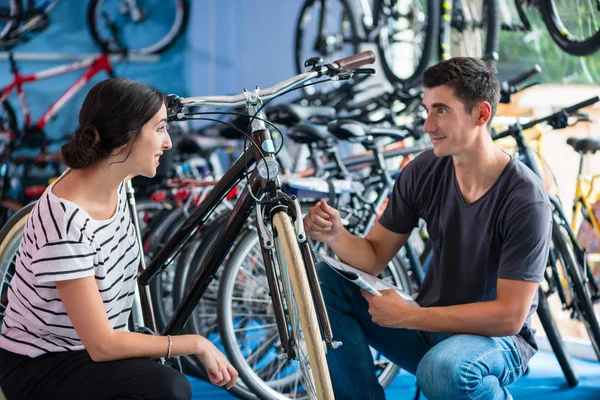 Couple looking for bicycle — Stock Photo, Image