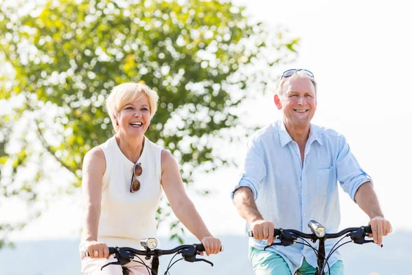 Seniorin und Mann bei Fahrradtour — Stockfoto