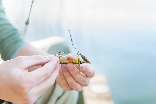 Angler fixação isca no casco — Fotografia de Stock