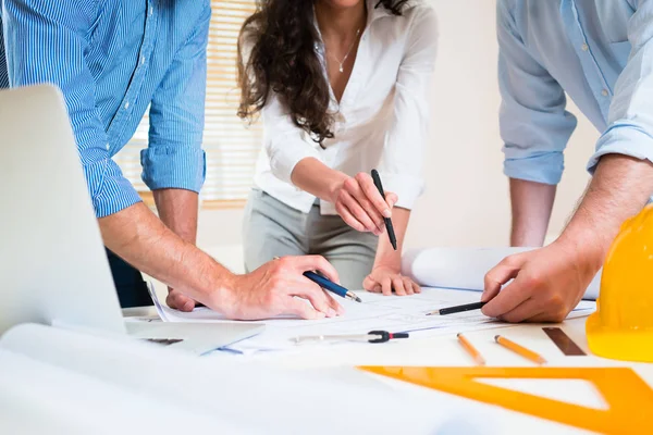 Ingenieros civiles y arquitectos hablando de terreno —  Fotos de Stock