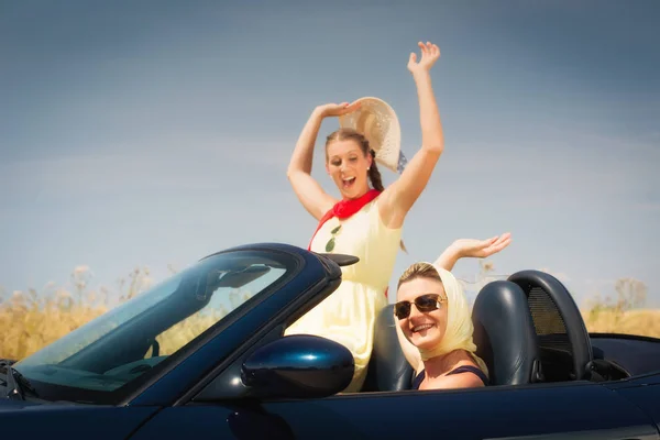 Kvinnor går i cabriolet bil att ha kul på resan — Stockfoto