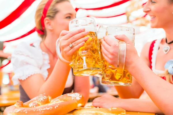 Vänner druckit bayersk öl på Oktoberfest — Stockfoto