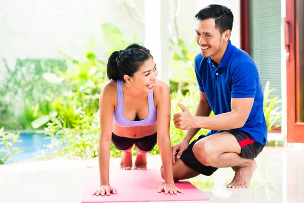 Asian woman and personal trainer — Stock Photo, Image