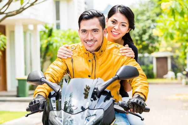 Asiatico coppia equitazione moto — Foto Stock