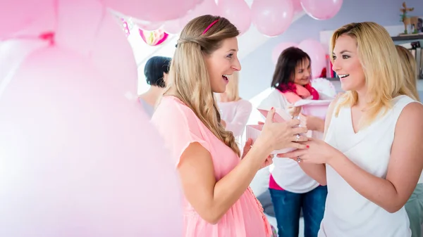 Friends on baby shower celebrating — Stock Photo, Image