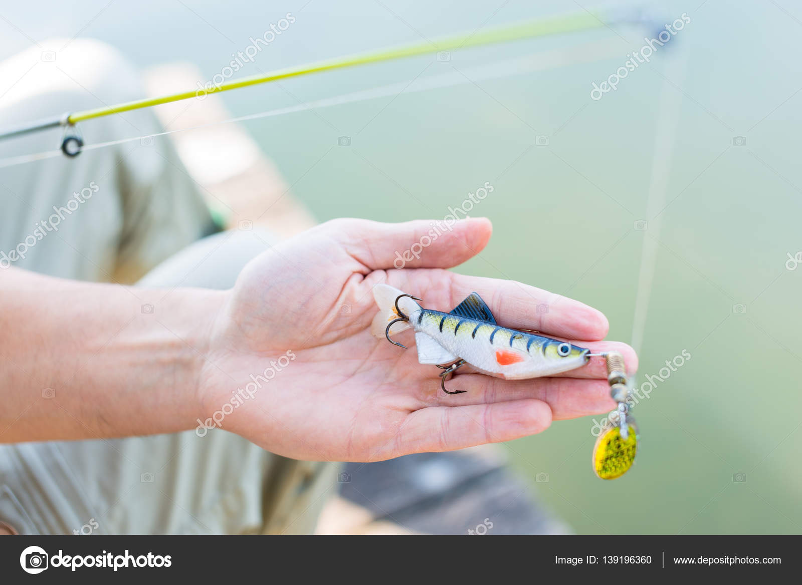 Fisher visar bete eller locka på fiskespö — Stockfotografi © Kzenon  #139196360