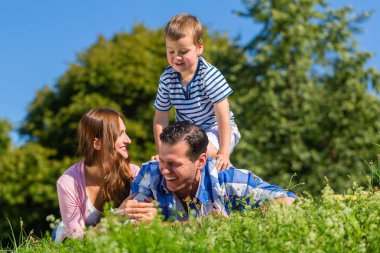 Çayır çim yatan aile