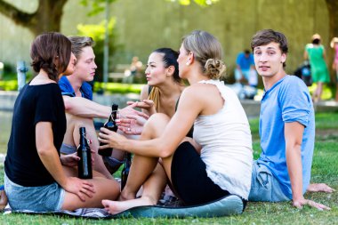 Bira içen arkadaşlar 