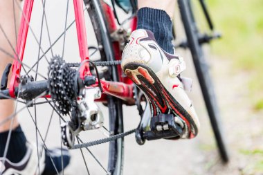 Zinciri, pedal, arka tekerlek ve dili bisiklet