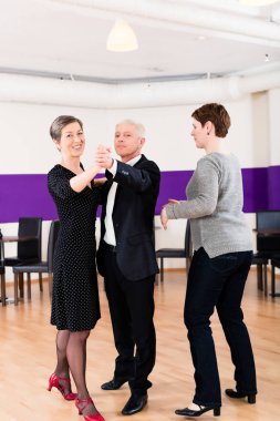 Üst düzey çift dans hocası