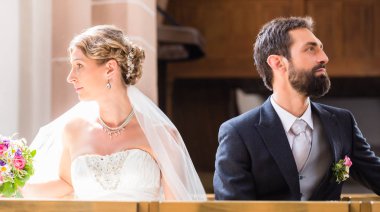 Gelin ve damat ayıran