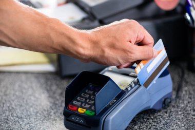 Kredi kartı ödeme terminalinde