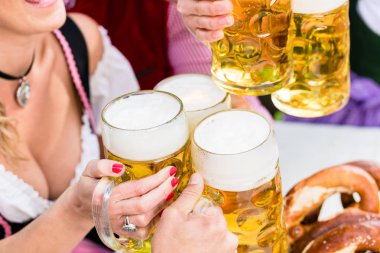 Bardakları tokuşturup bira ile