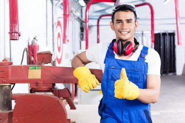 Gurur ve başarılı Asya marangoz 