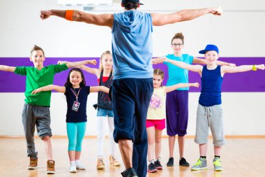 Dans öğretmeni ve fitness sınıfta çocuklar 