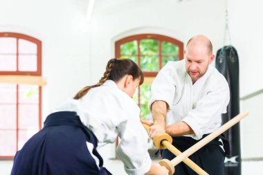 Erkek ve kadın Aikido kılıç kavga 