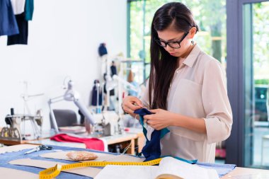 Asya moda tasarımcısı kadın